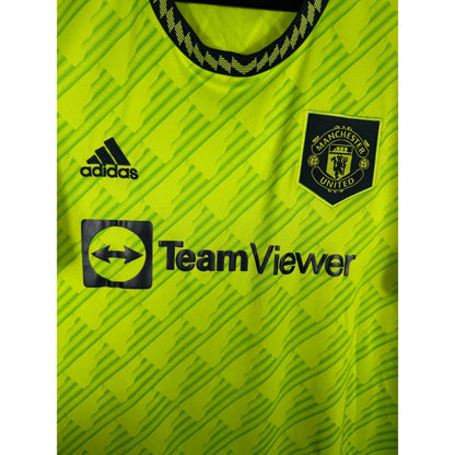 Détail de l'écusson de Manchester United et du logo Adidas