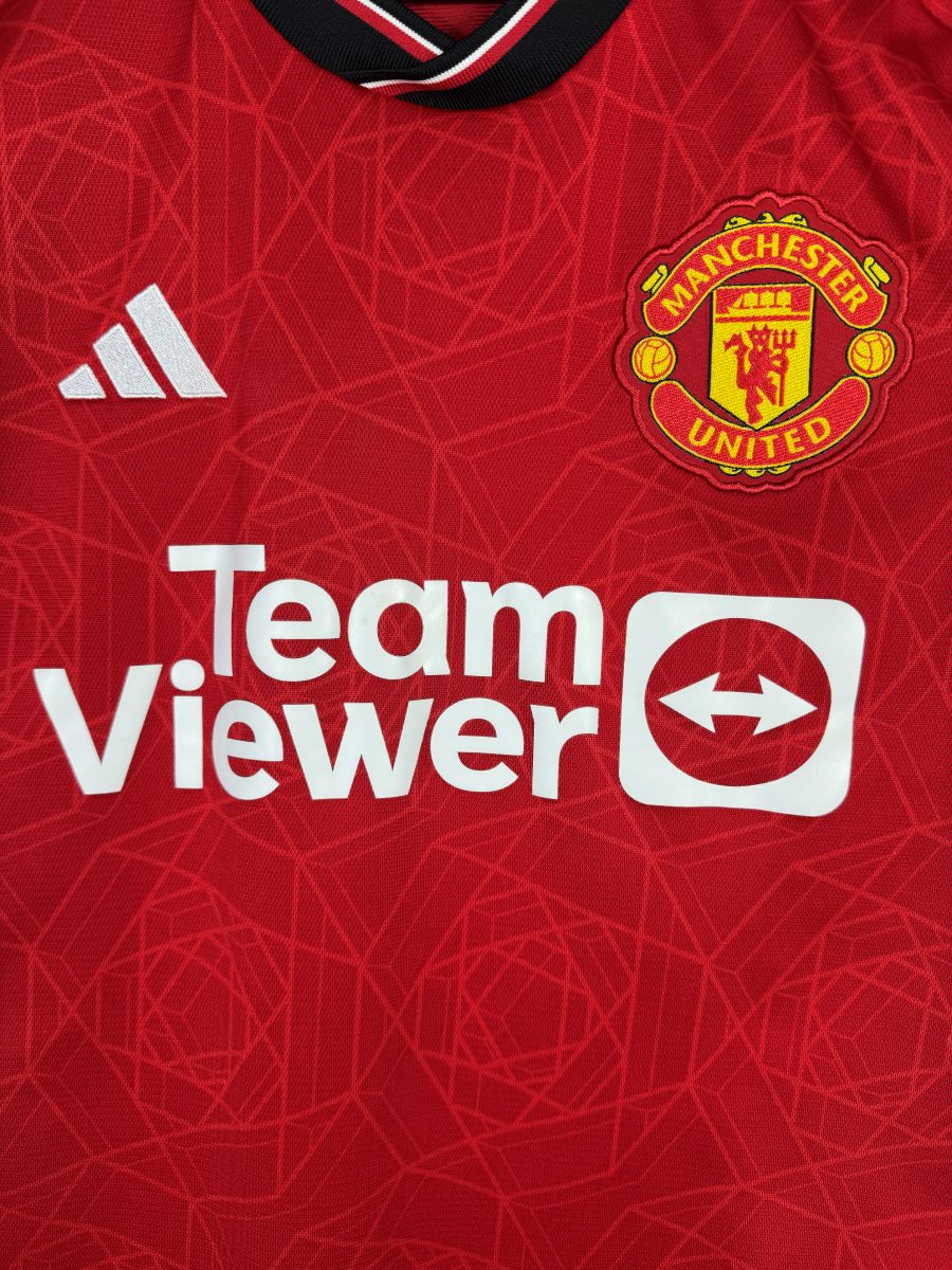 Écusson brodé Manchester United, logo Adidas et sponsor TeamViewer, maillot domicile 2023-2024