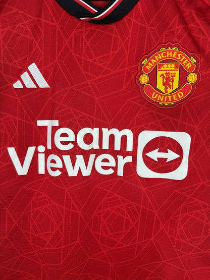 Écusson brodé Manchester United, logo Adidas et sponsor TeamViewer, maillot domicile 2023-2024