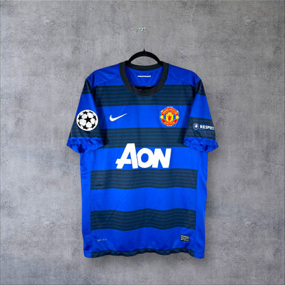 Vue de face du maillot Manchester United Extérieur 2011/12 à rayures horizontales bleues et noires avec sponsor AON.