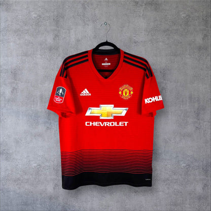 Vue de face du maillot Manchester United Domicile 2018/19 rouge avec dégradé noir vers le bas et sponsor Chevrolet.