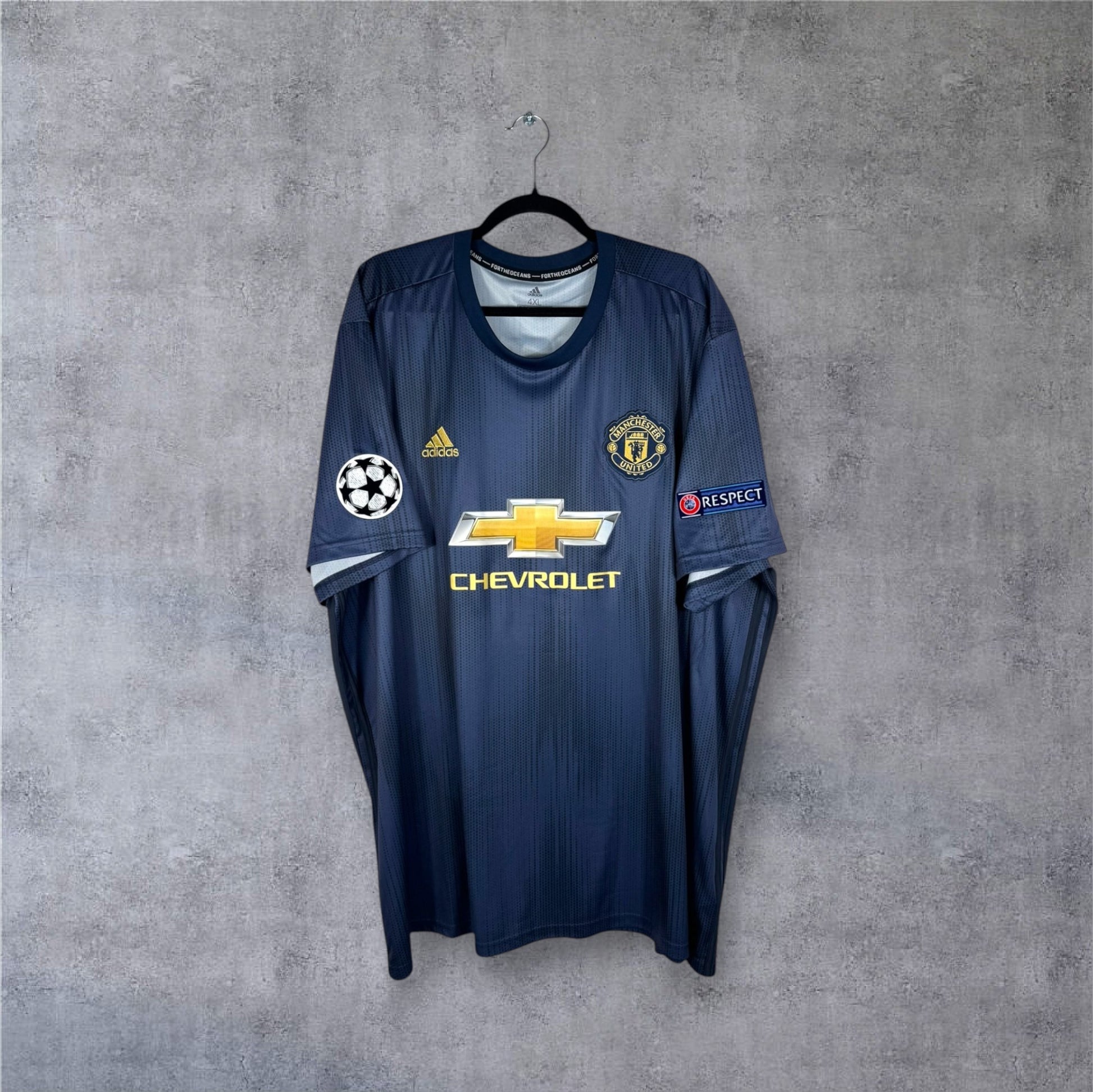 Vue de face du maillot Man Utd 2018/19 Third bleu et or en collaboration avec Parley.