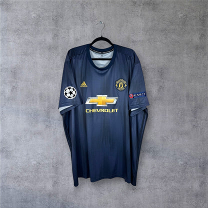 Vue de face du maillot Man Utd 2018/19 Third bleu et or en collaboration avec Parley.