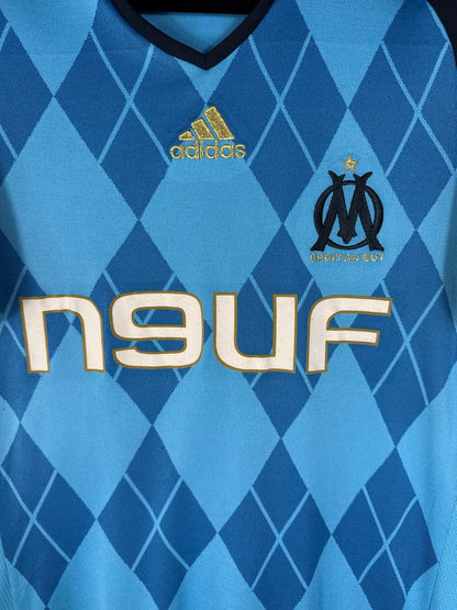 Vue de face du maillot OM 2008-2009 extérieur avec motif à losanges bleus et sponsor Neuf.