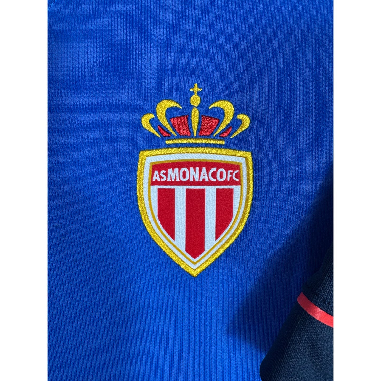 Détail de l'écusson de l'AS Monaco et du logo Nike