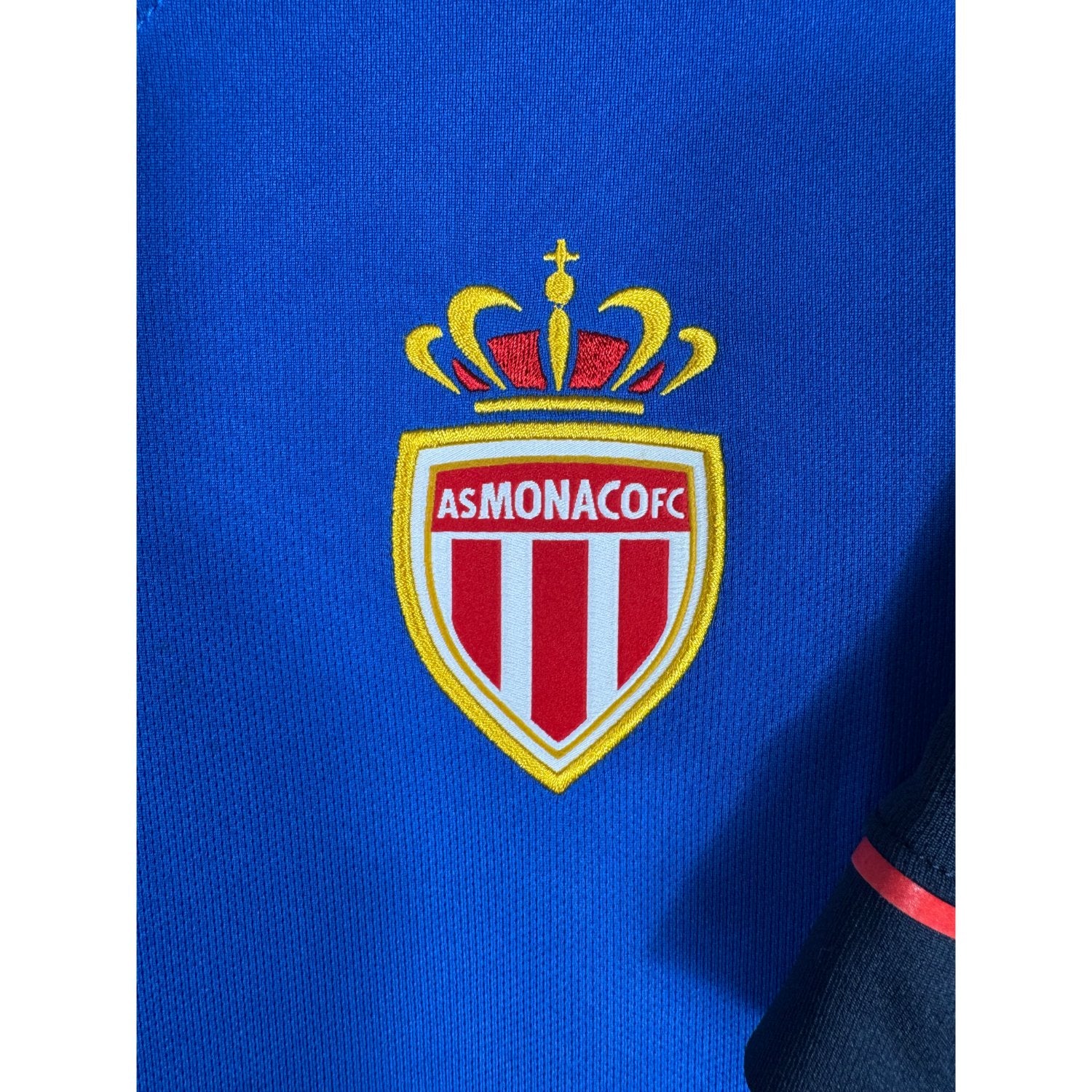 Détail de l'écusson de l'AS Monaco et du logo Nike