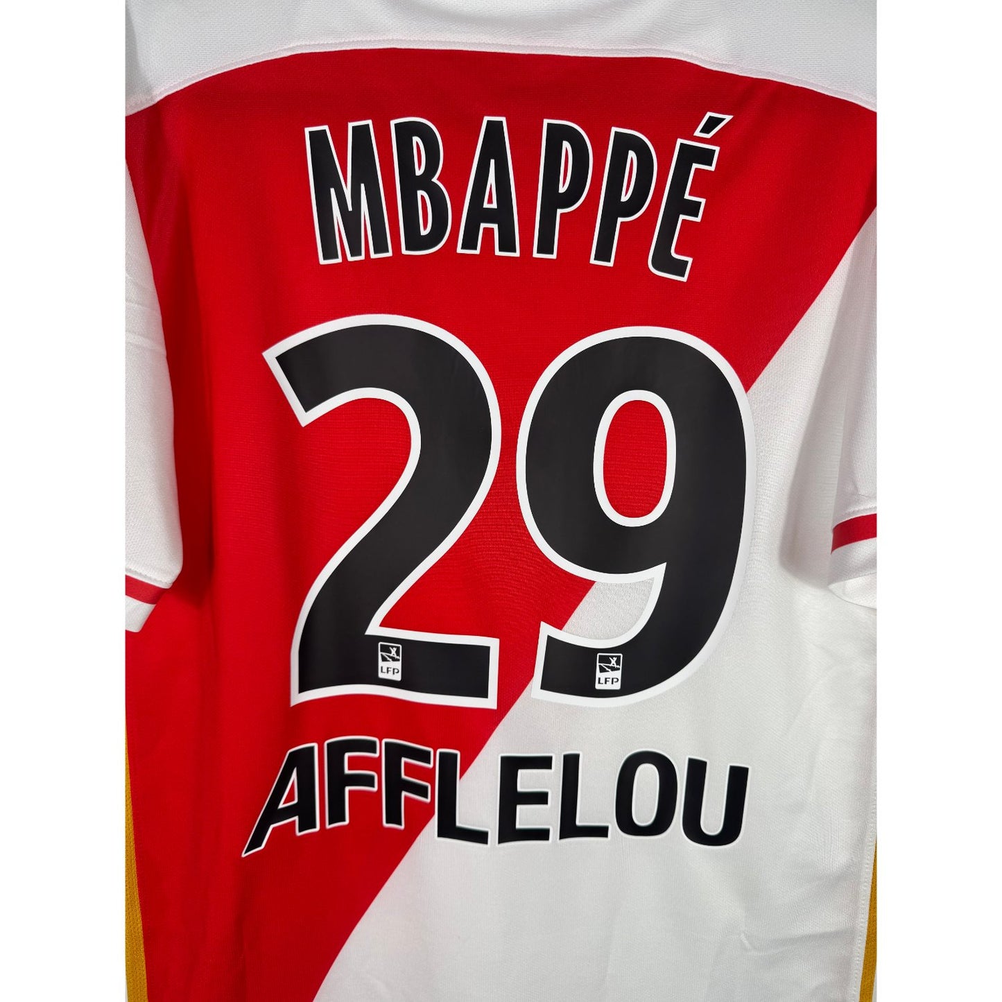 Détail de la typographie du flocage sur le tout premier numéro 29 de Kylian Mbappé