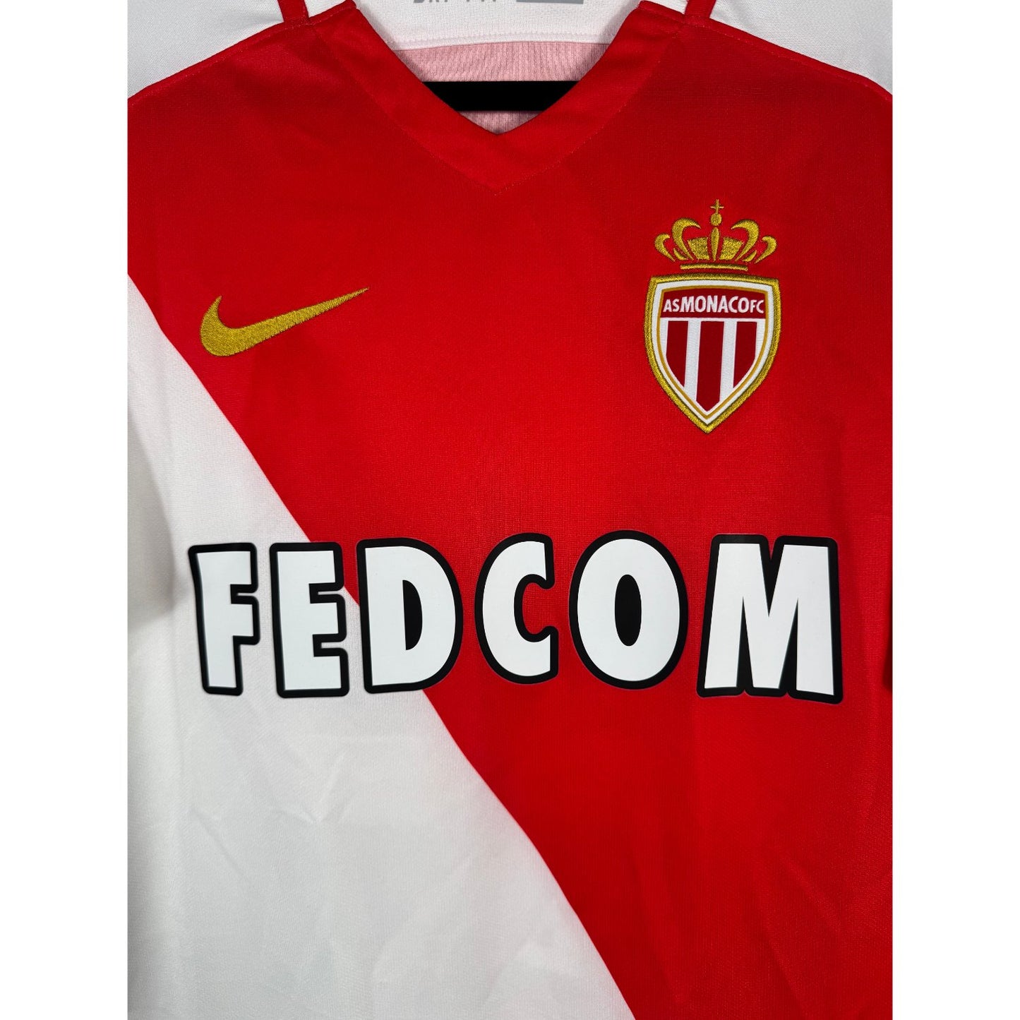 Détail de l'écusson de l'AS Monaco et du logo Nike doré