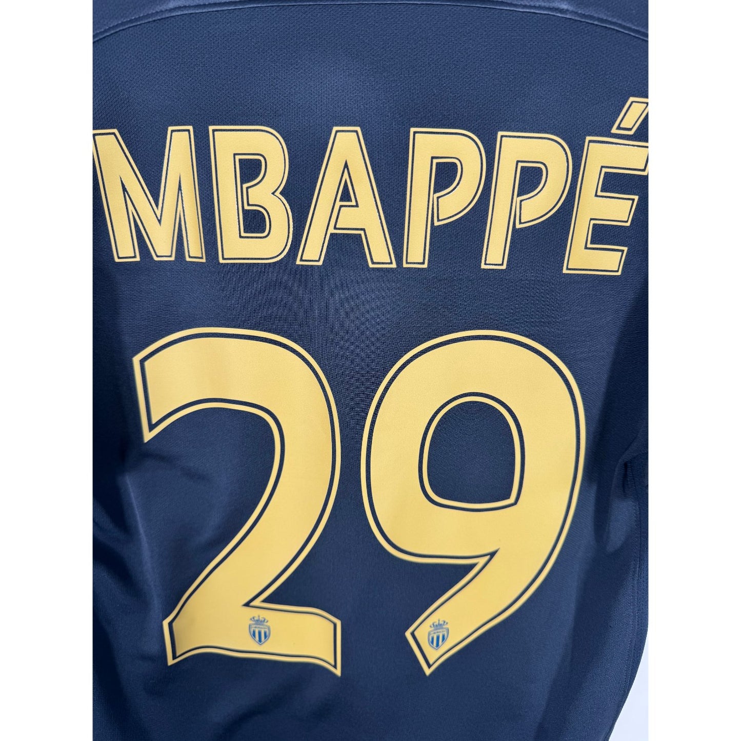 Détail de la typographie du flocage sur le numéro 29 de Kylian Mbappé