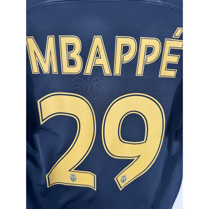 Détail de la typographie du flocage sur le numéro 29 de Kylian Mbappé
