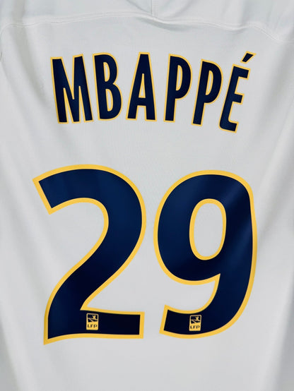 Détail de la typographie du flocage sur le numéro 29 de Kylian Mbappé