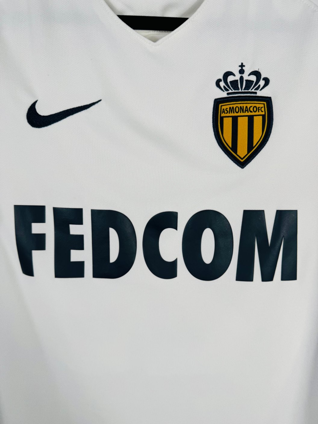 Détail de l'écusson de l'AS Monaco et du logo Nike