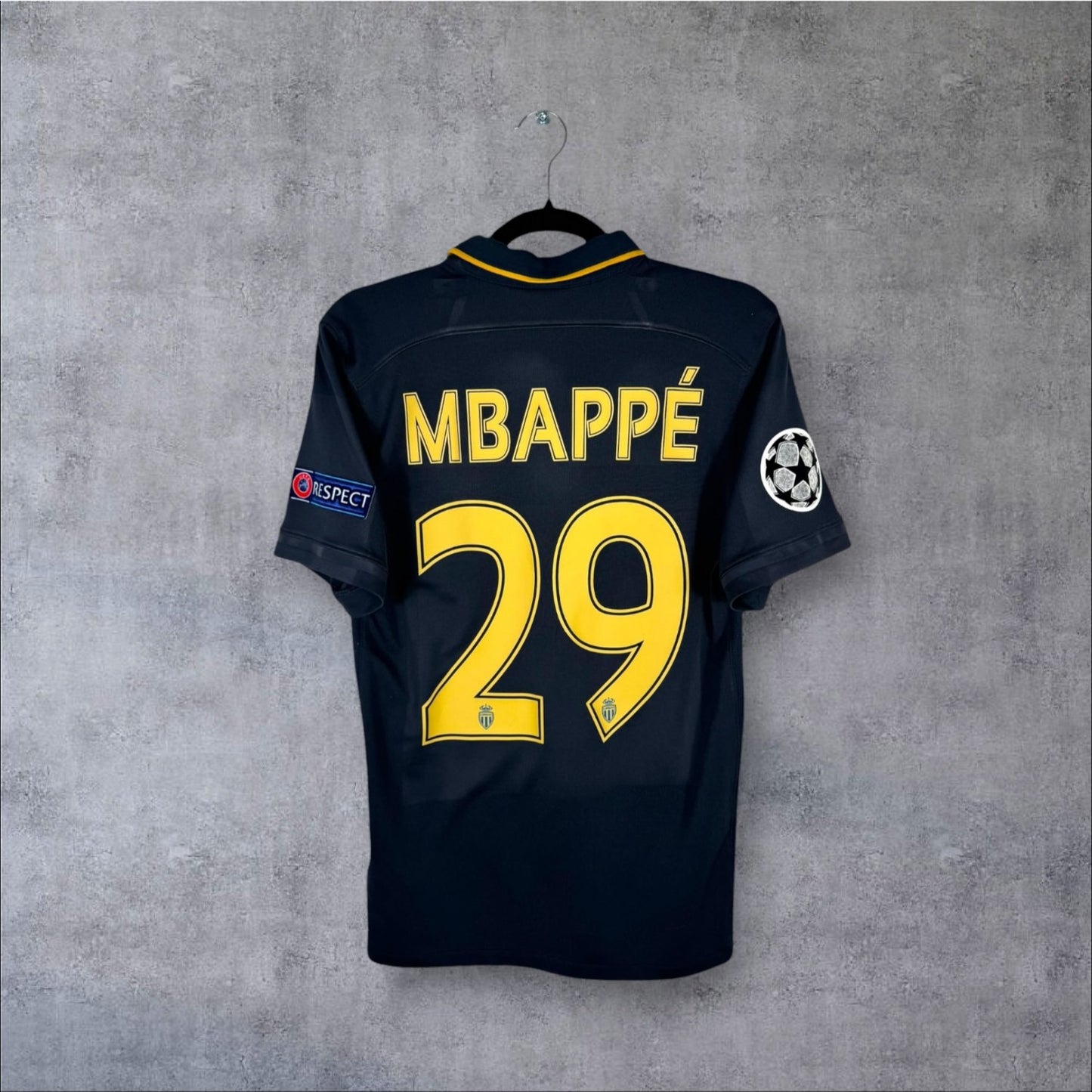 Dos du maillot AS Monaco 2016-2017 third noir avec flocage Mbappé N°29 et patch Champions League authentique