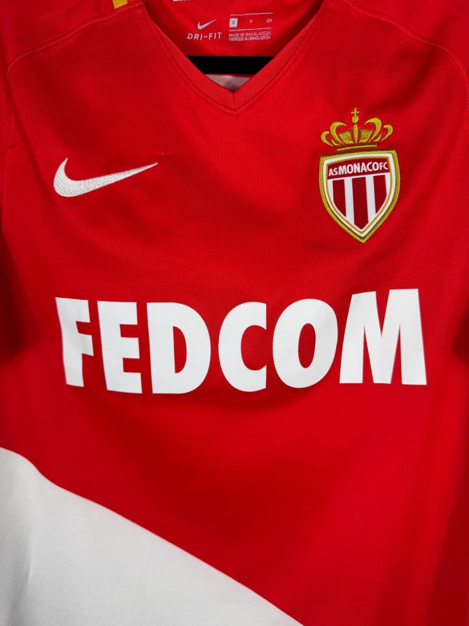 Détail de l'écusson de l'AS Monaco et du logo Nike
