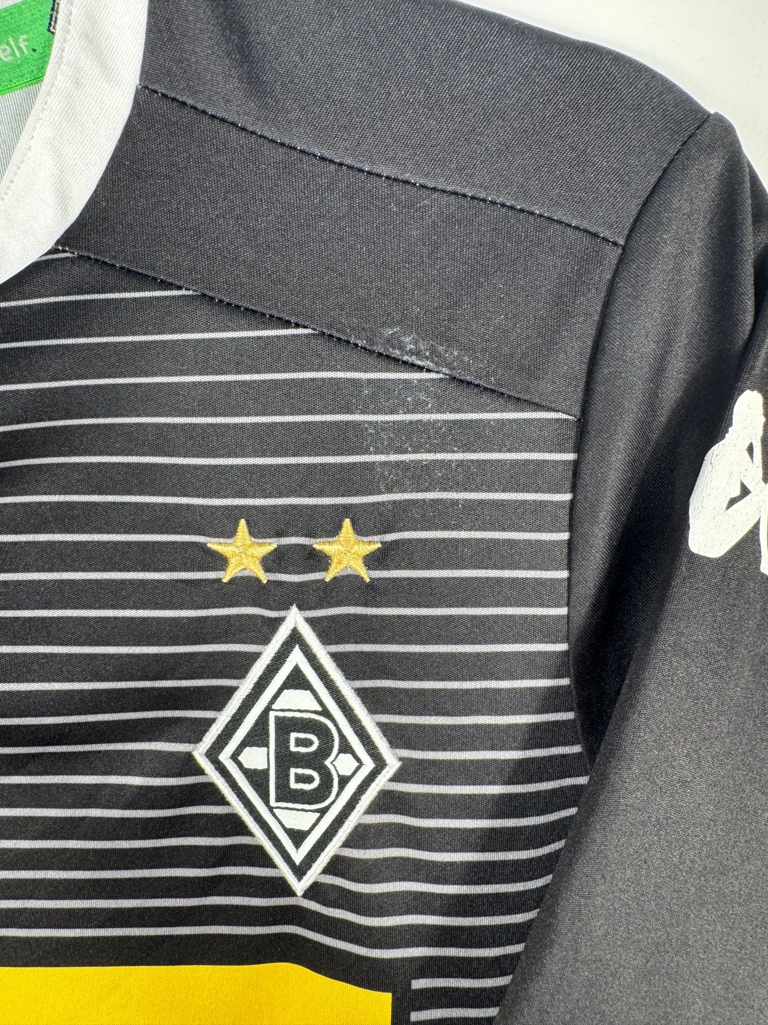 Détail des légères bouloches sur maillot Borussia Mönchengladbach 2015-2016 Fourth Kappa taille S