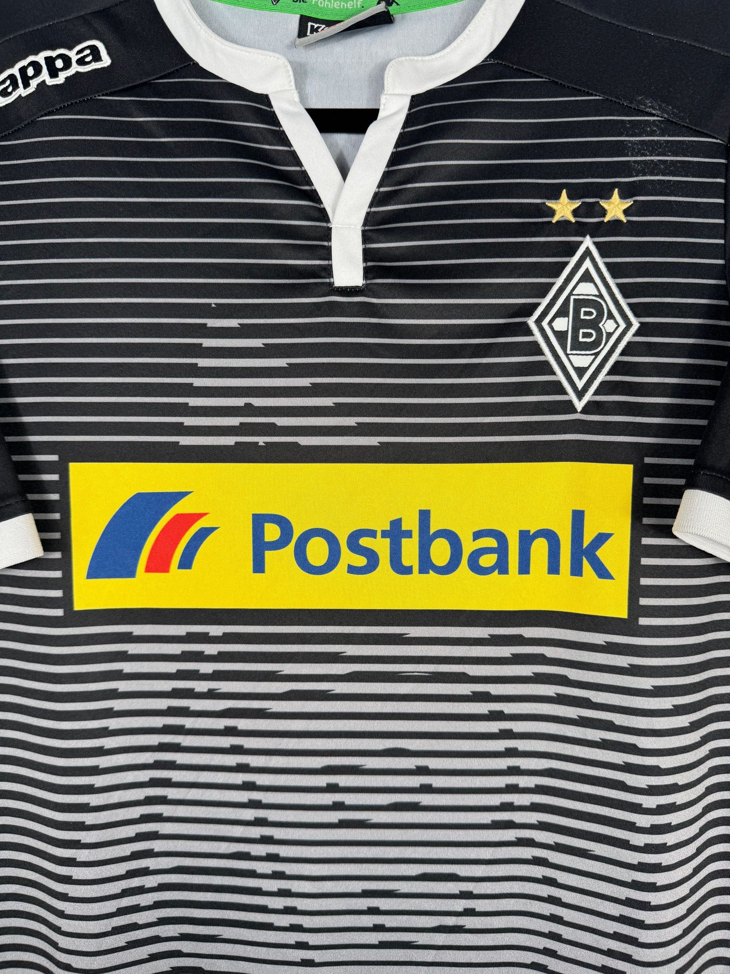 Détail sponsor Postbank, écusson Borussia Mönchengladbach et deux étoiles dorées Verdiente Meistervereine sur maillot Champions League 2015-2016