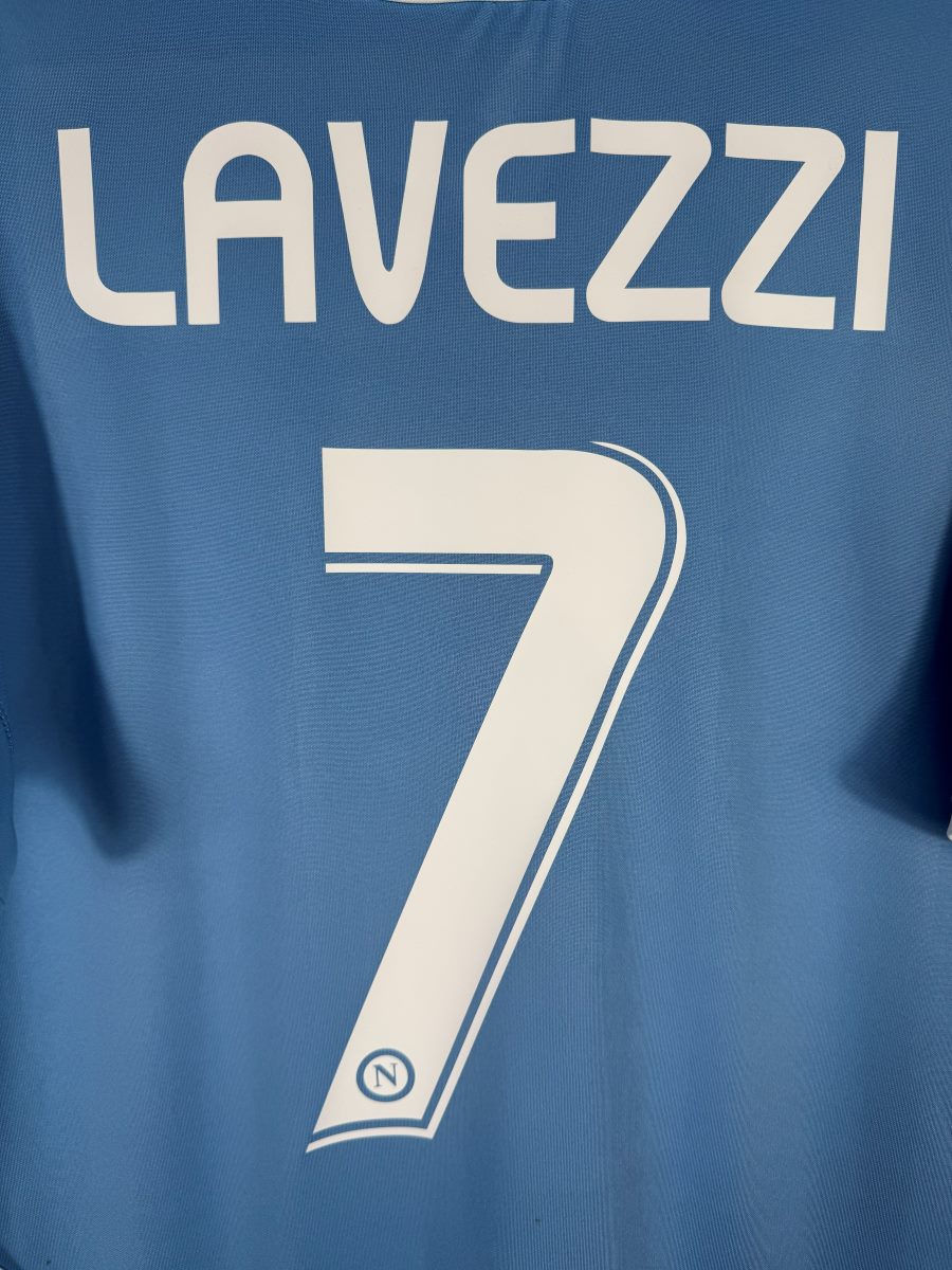 Détail du flocage Lavezzi N°7 blanc avec écusson Napoli, maillot domicile 2007-2008