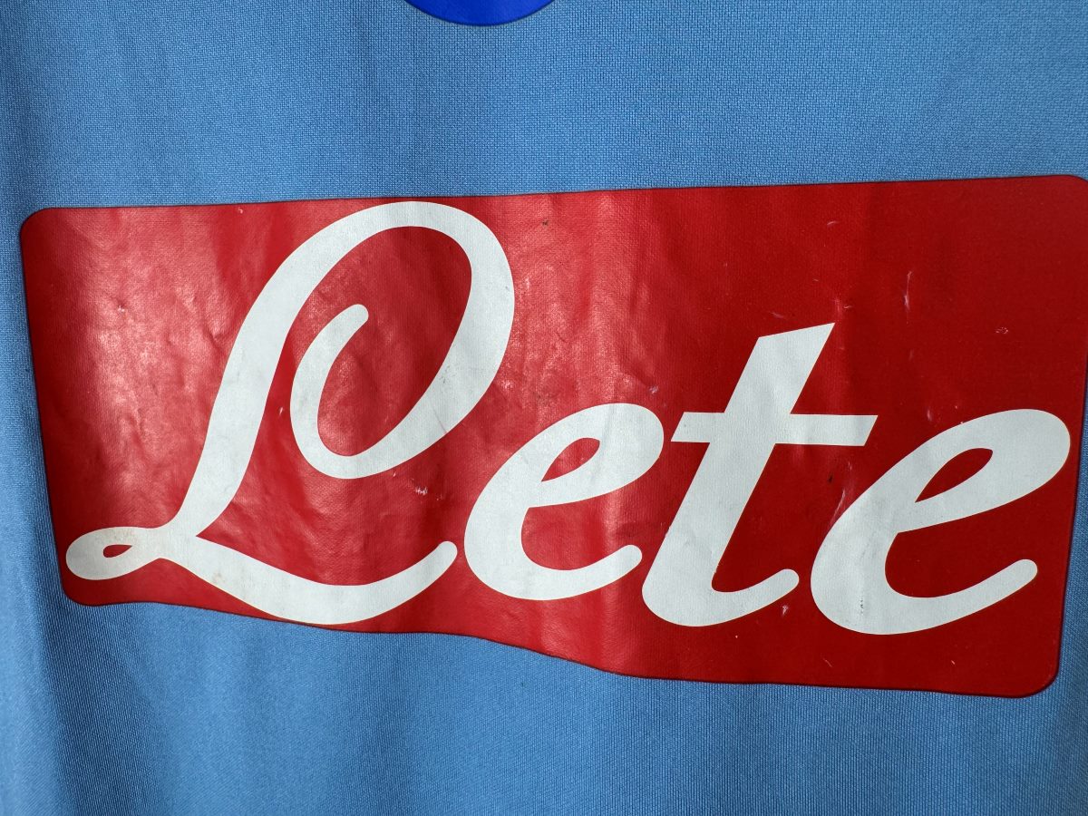 Usure légère du flocage sponsor Lete sur le maillot Napoli 2007-2008 domicile