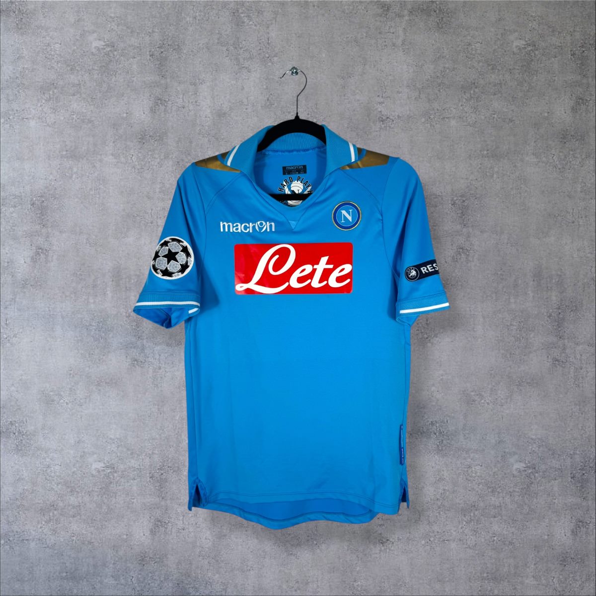 Face du maillot SSC Napoli 2011-2012 domicile azzurro avec sponsor Lete et patchs UEFA