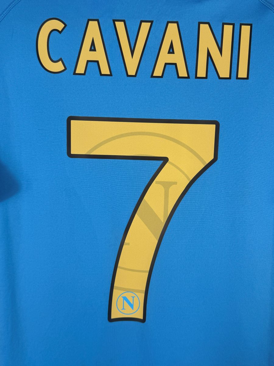 Détail du flocage Cavani N°7 jaune avec écusson Napoli intégré, maillot domicile 2011-2012