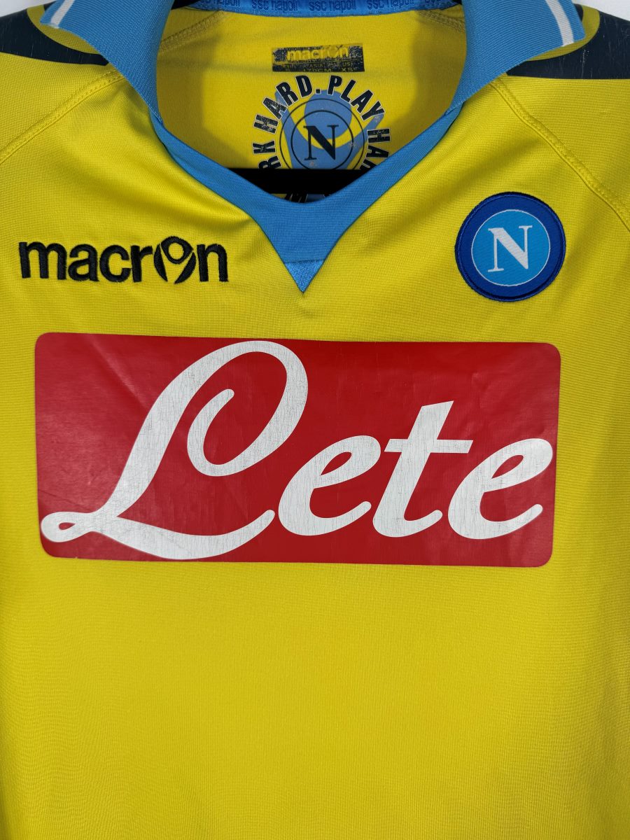 Détail écusson SSC Napoli, logo Macron et sponsor Lete du maillot third 2011-2012 de Cavani