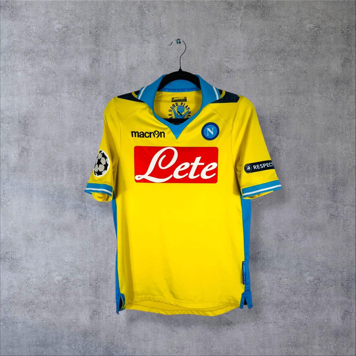 Face du maillot Napoli 2011-2012 third Macron avec sponsor Lete rouge et écusson SSC Napoli