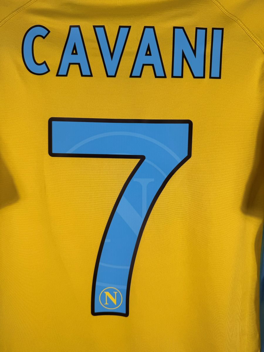 Zoom sur le flocage Cavani numéro 7 du maillot Napoli 2011-2012 avec le N du club dans le chiffre