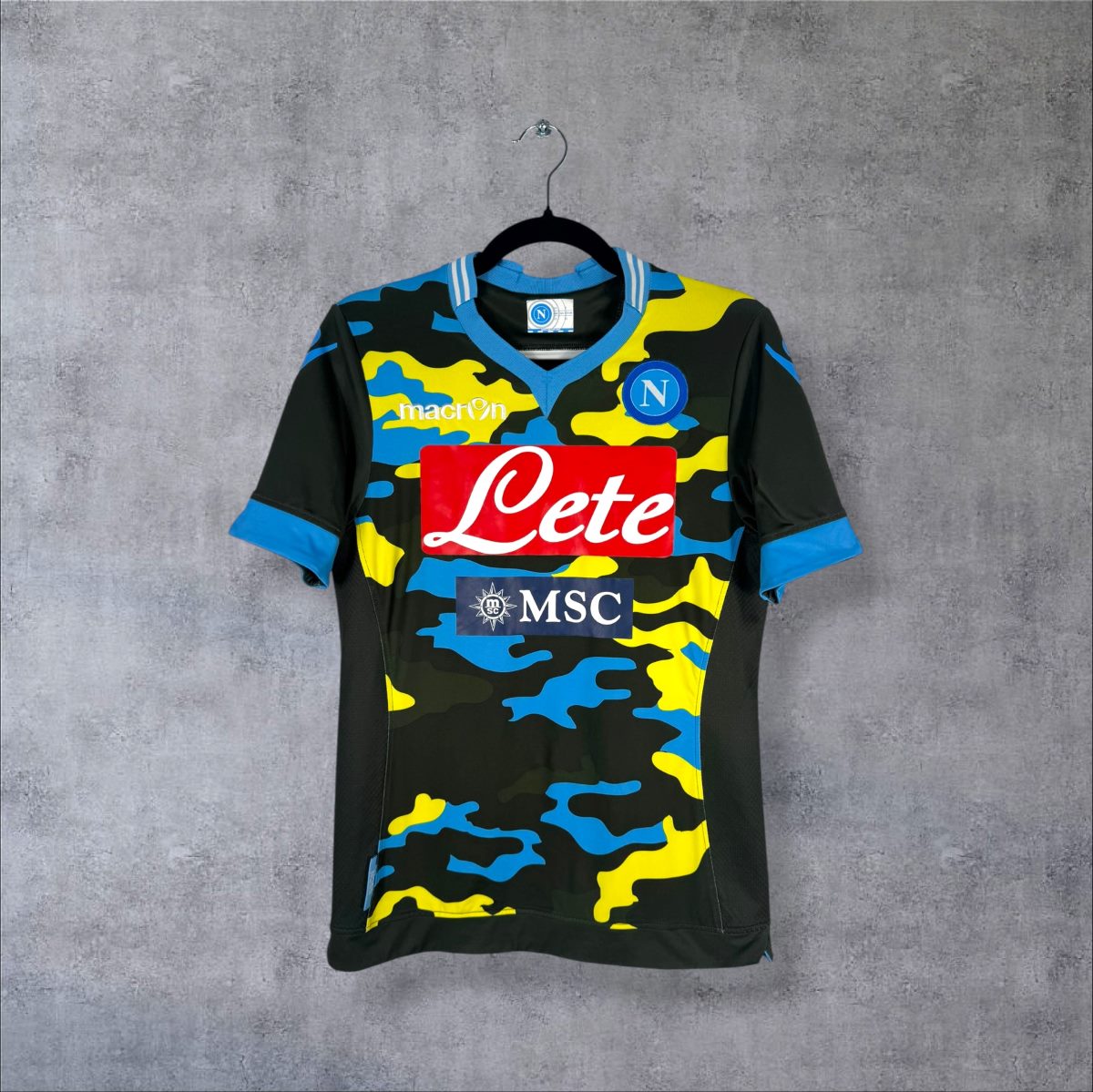 Face du maillot Napoli 2013-2014 camouflage Macron avec sponsors Lete et MSC