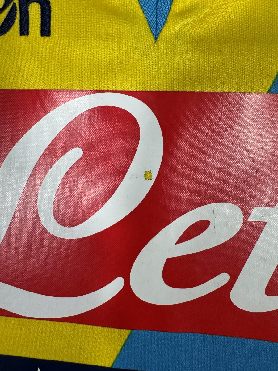 Petit accroc à peine visible sur le sponsor Lete maillot Napoli third 2013-2014