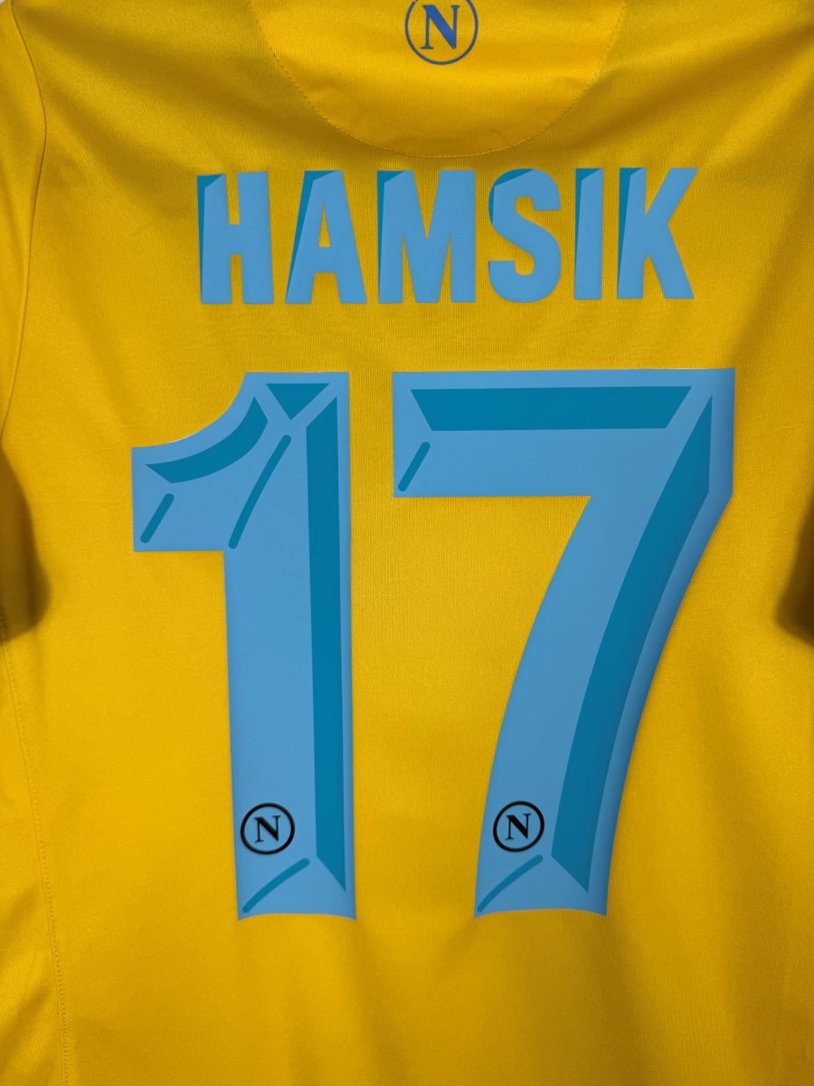 Détail flocage Hamšík N°17 maillot Napoli third jaune 2013-2014