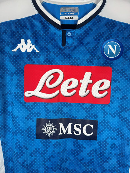 Détail de l'écusson N du Napoli, du logo Kappa et du col portant la mention GARA sur le maillot 2018-2019