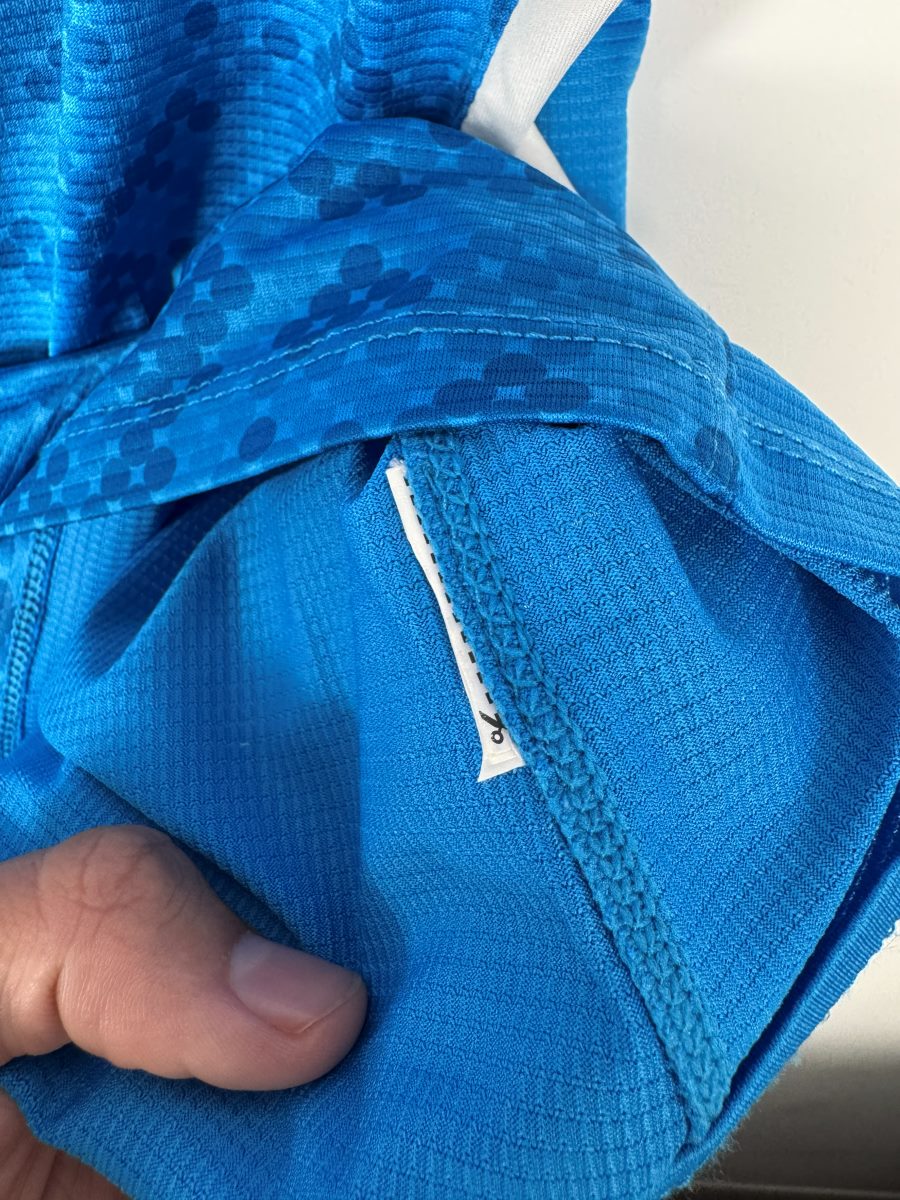 Étiquette intérieure coupée du maillot Napoli 2018-2019 domicile, défaut signalé