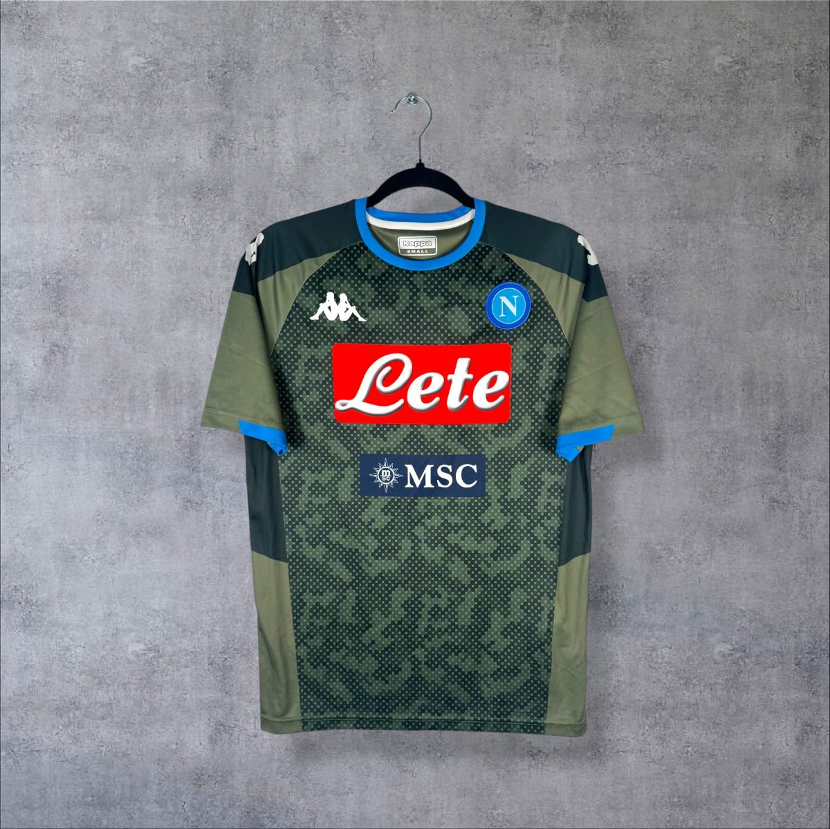 Face du maillot SSC Napoli 2019-2020 extérieur camouflage kaki avec sponsors Lete et MSC