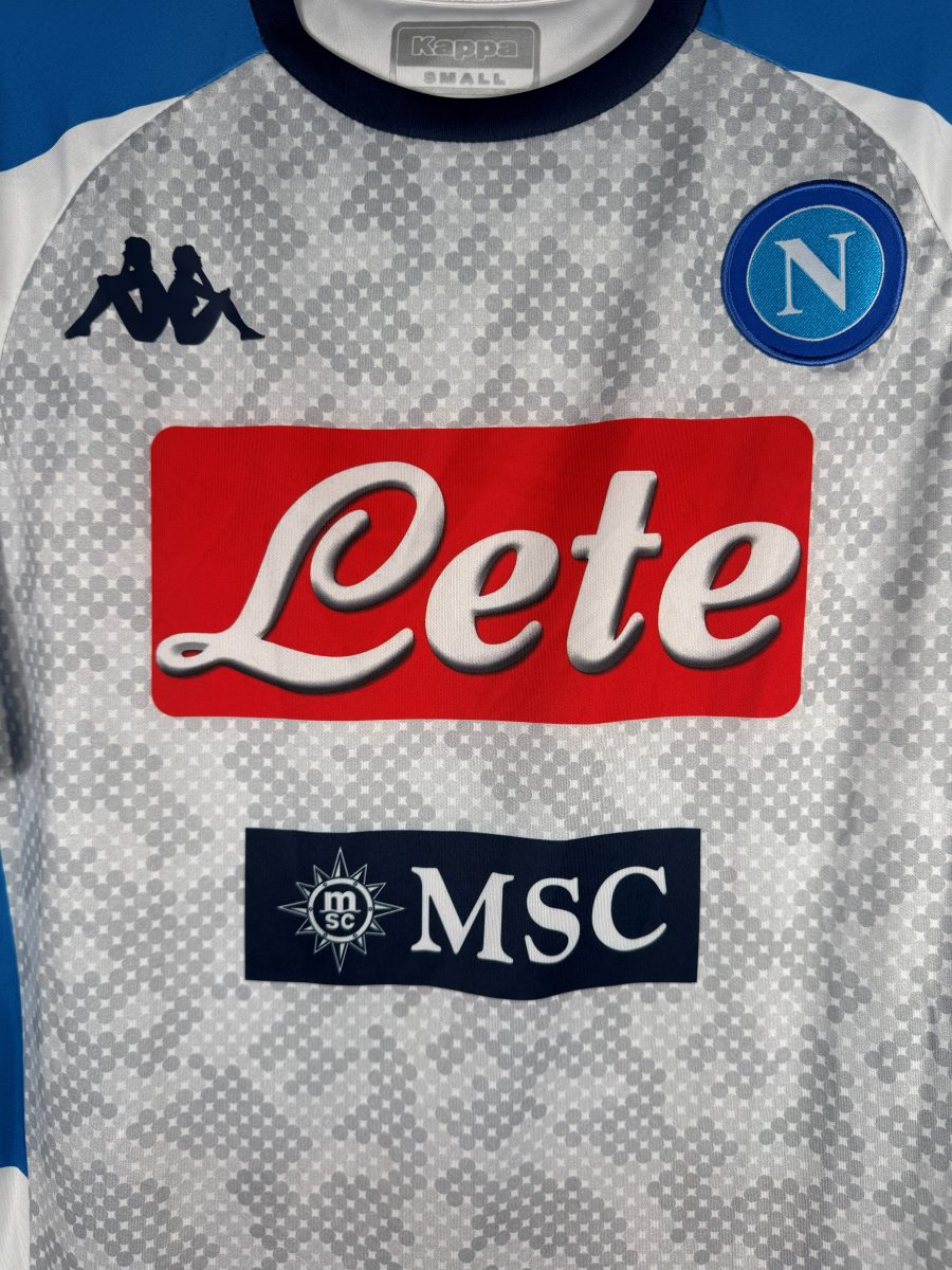 Détail de l'écusson SSC Napoli appliqué et des sponsors Lete et MSC sur le third 2019-2020