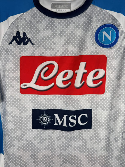 Détail de l'écusson SSC Napoli appliqué et des sponsors Lete et MSC sur le third 2019-2020