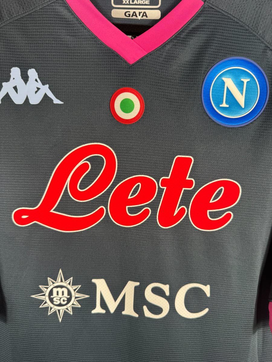 Coccarda tricolore de la Coupe d'Italie et écusson N du Napoli en gros plan