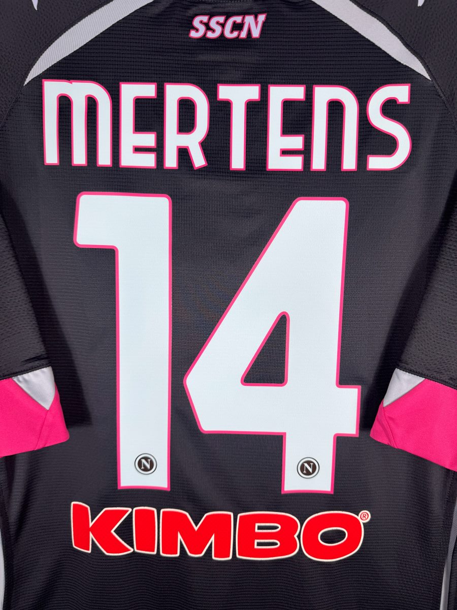 Gros plan du flocage MERTENS N°14 avec le monogramme du club dans les chiffres