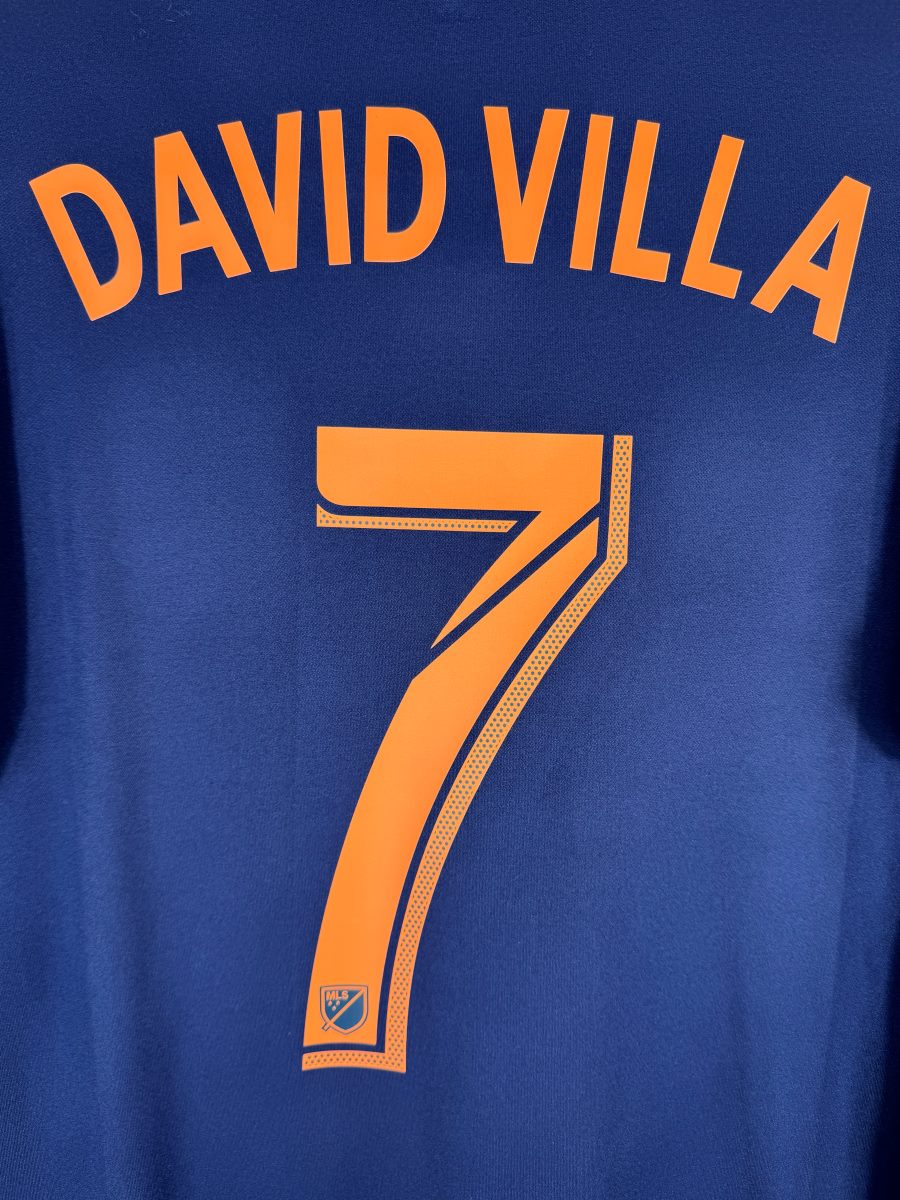 Gros plan du flocage DAVID VILLA 7 orange avec logo MLS, maillot New York City FC 2016-2017 extérieur