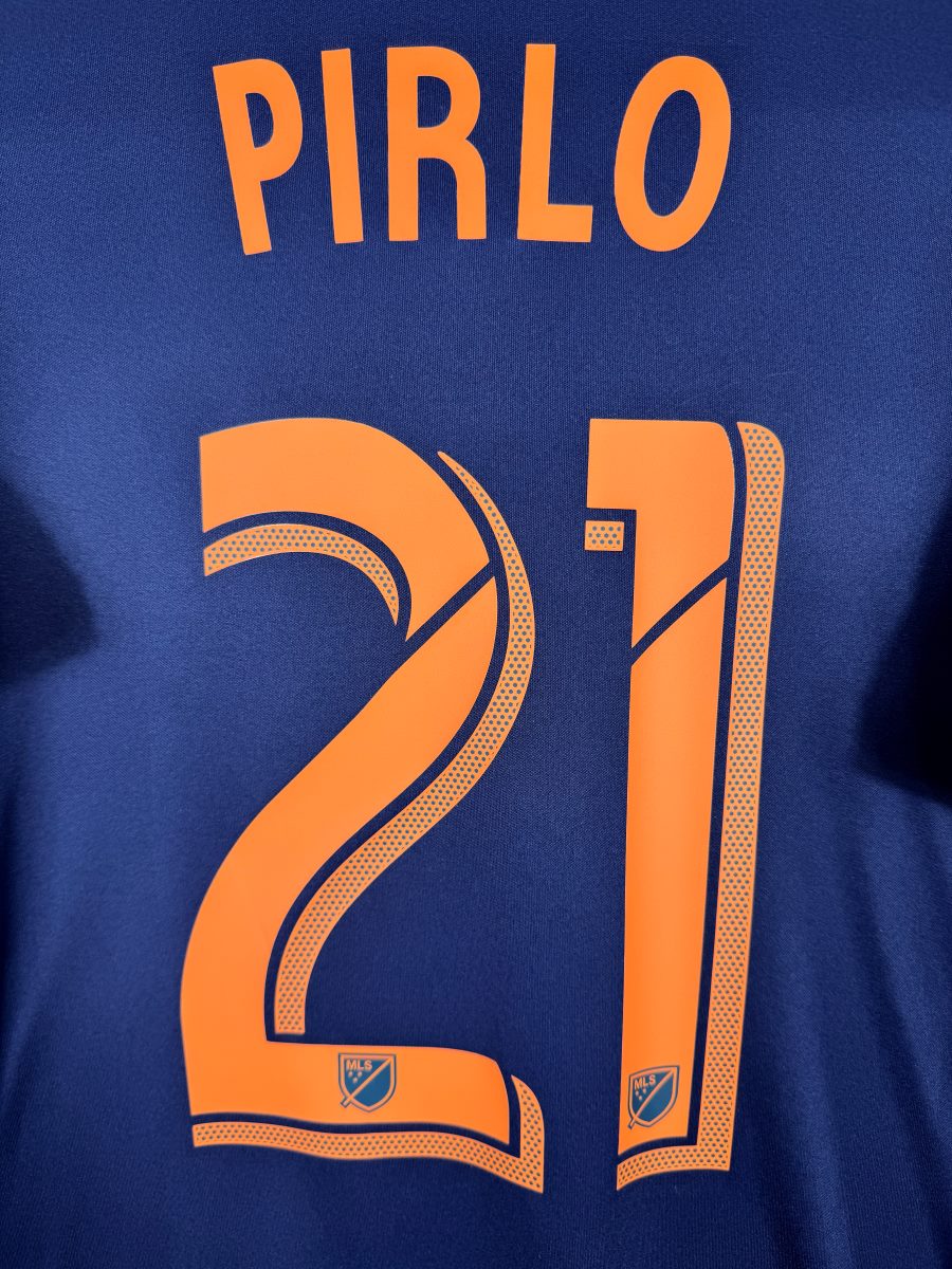 Détail flocage Pirlo 21 orange avec logos MLS, maillot New York City FC