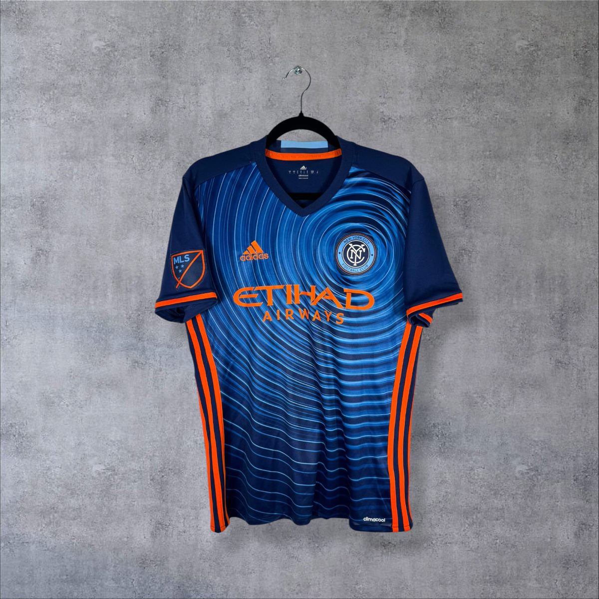 Face du maillot New York City FC 2016-2017 extérieur adidas à motif d'ondes, sponsor Etihad Airways et patch MLS
