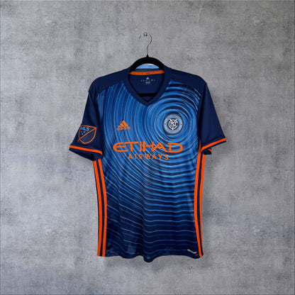 Maillot New York City FC extérieur Adidas face, motif spirale bleu et Etihad Airways