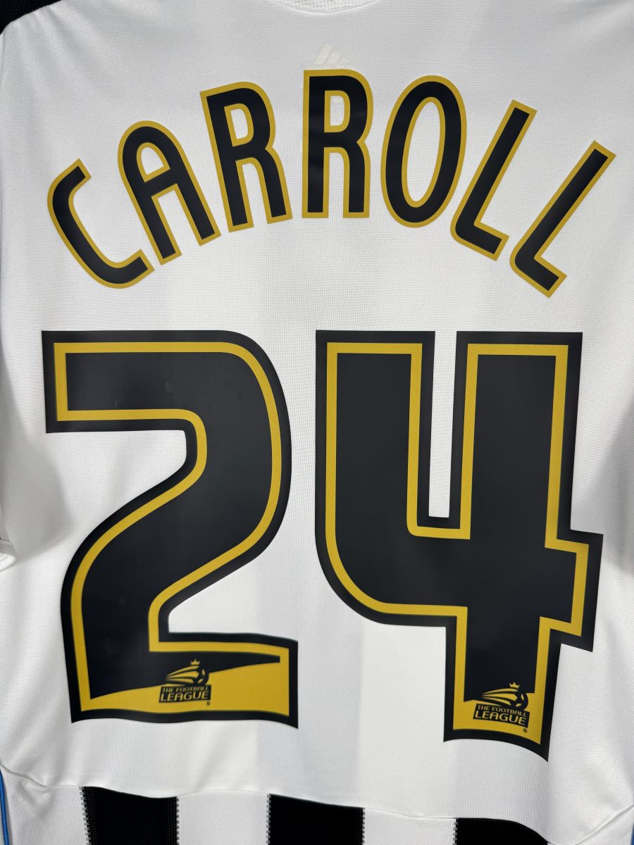 Détail flocage Carroll 24 Football League, maillot Newcastle domicile 2009-2010