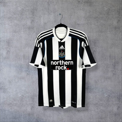 Maillot Newcastle domicile 2009-2010 adidas de face, sponsor Northern Rock