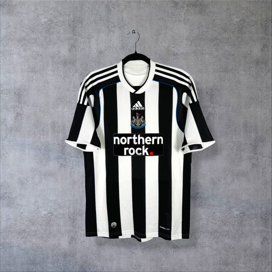 Maillot Newcastle domicile 2009-2010 adidas de face, sponsor Northern Rock