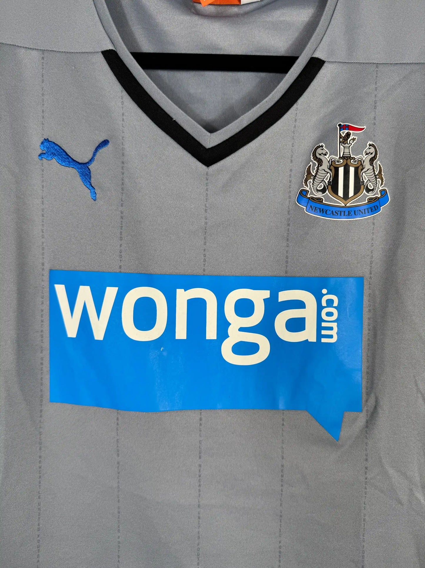 Détail sponsor Wonga et écusson Magpies sur maillot Newcastle United extérieur 2014-2015