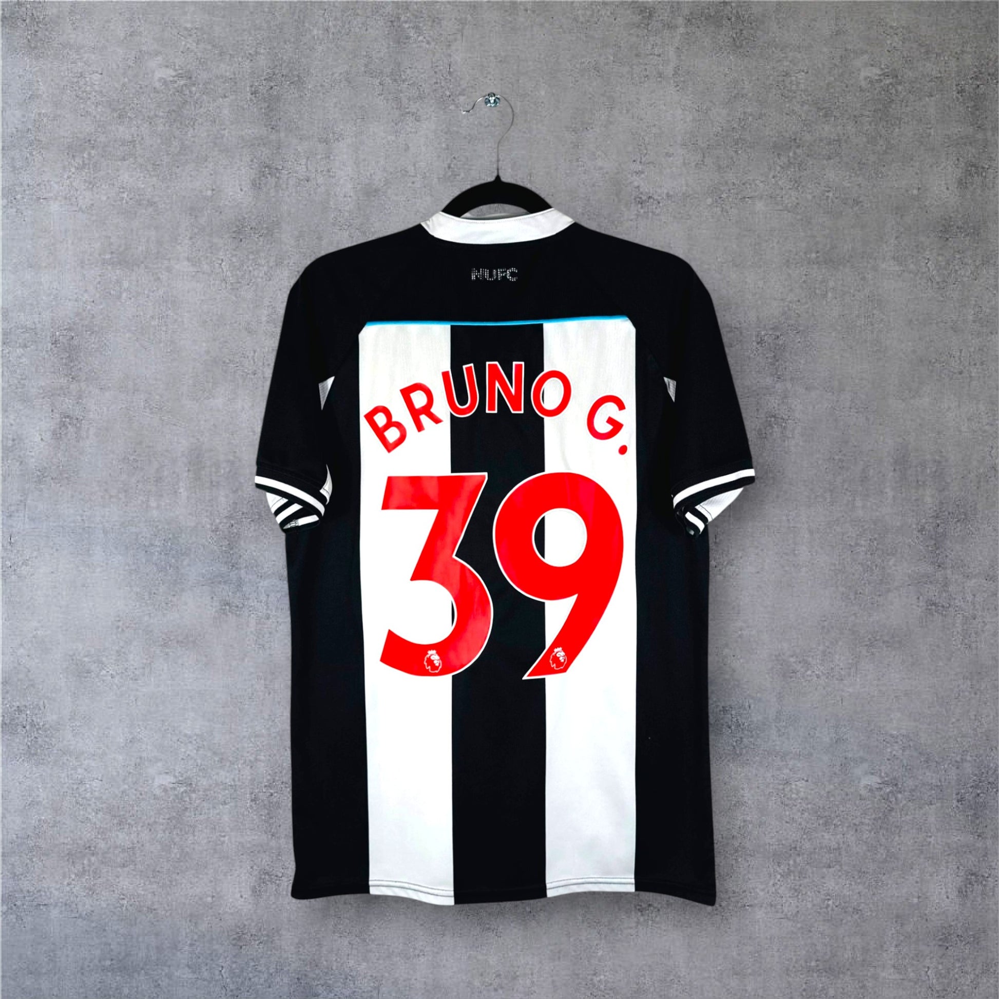 Dos du maillot de Newcastle 2022 rayé noir et blanc avec flocage blanc BRUNO G. 39.