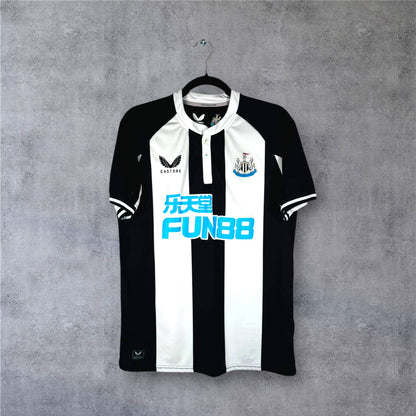 Vue de face du maillot Newcastle United 2021/22 avec col blanc rétro et sponsor FUN88.
