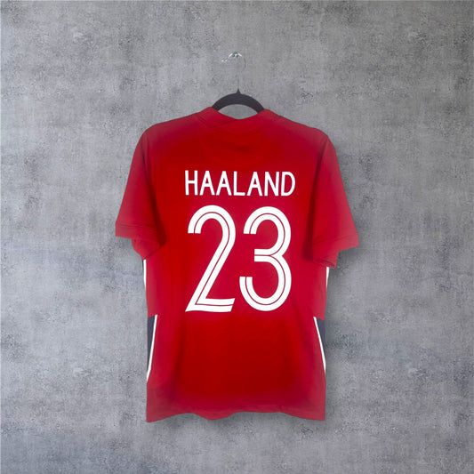Vue de face du maillot Norvège 2020 rouge avec swoosh Nike et numéro 23 poitrine.