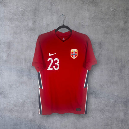 Flocage officiel blanc HAALAND numéro 23 (version rare) au dos du maillot rouge Norvège.