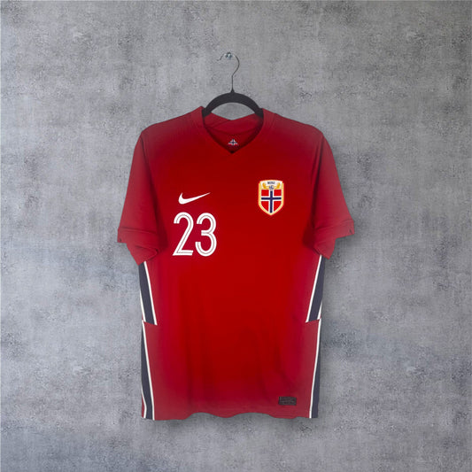 Flocage officiel blanc HAALAND numéro 23 (version rare) au dos du maillot rouge Norvège.